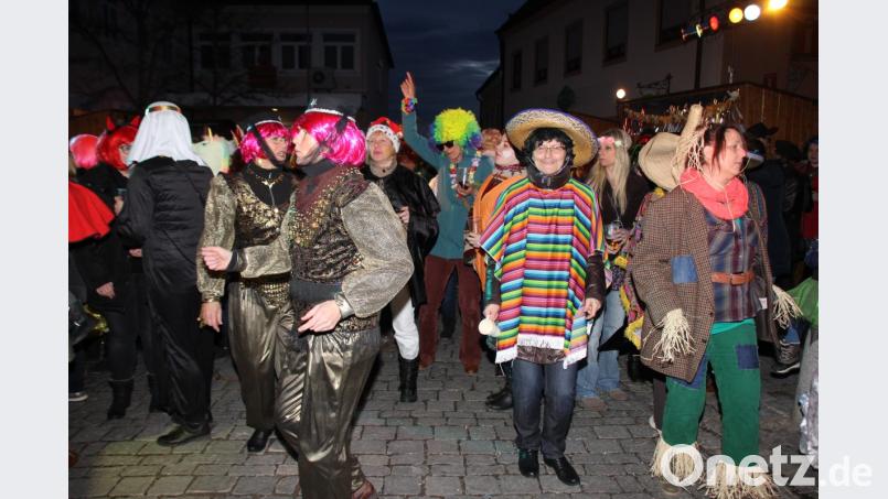 Ein ausgelassenes und bunt maskiertes Narrenvolk soll am Donnerstag, 28. Februar, beim Neunburger Weiberfasching wieder den Schrannenplatz bevölkern. Bild: mp