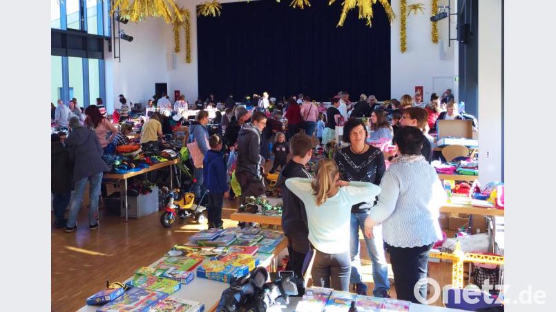 Die Erbendorfer Stadthalle wurde zur Markthalle. Viele Besucher drängten sich um die gut bestückten Tische. Bild: Kindergarten Kunterbunt