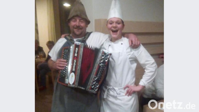 Unterhalter &quot;Lucky&quot; aus Kohlberg begeistert im Haus Johannisthal auch Maria Schärtl. Bild: exb