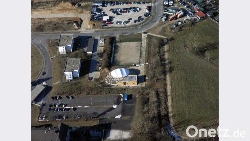 Die neue Ringerhalle am Bergsteig mit den beiden Gropius-Häusern Bild: Bernd Georgi