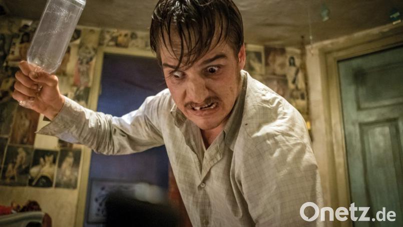 Jonas Dassler spielt den Serienmörder Fritz Honka sehr eindringlich. „Der goldene Handschuh“ bleibt dem Zuschauer in jedem Fall in Erinnerung, ist aber sicherlich nicht jedermanns Filmgeschmack. Bild: Gordon Timpen/Warner Bros./dpa