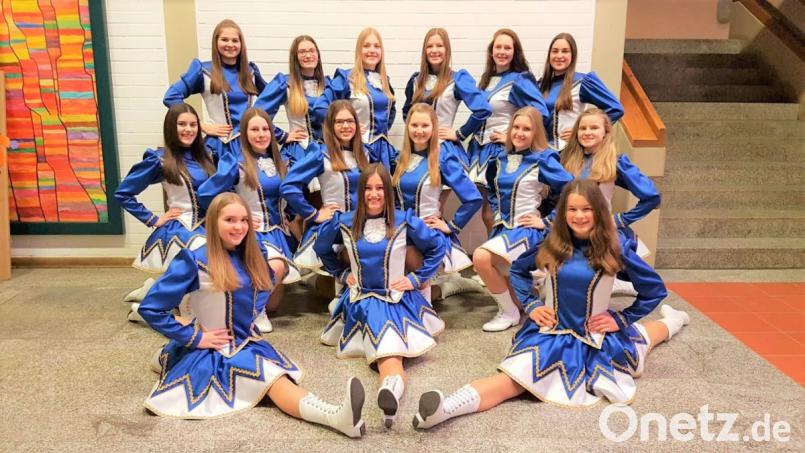 Gardemädchen mit den nagelneuen Gewändern. Bild: tu