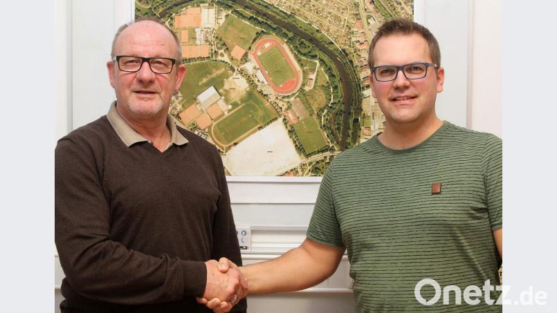 Willkommen zurück: Lutz Ernemann (links), hier von TV-Geschäftsführer Sven Metzler (rechts) begrüßt, steht in der neuen Saison wieder für den FC Amberg als Trainer am Spielfeldrand – er übernimmt die A-Junioren. Bild: lst
