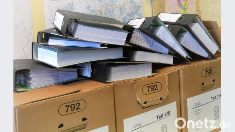 Kiloweise Aktenordner für das Planfeststellungsverfahren Ostbayernring. Noch wollte sich niemand vor Ort im Rathaus einlesen. Dennoch werden die Unterlagen nun zum zweiten Mal ausgelegt. Ein kleiner Fehler im Amtsblatt macht&#039;s nötig. Bild: Gabi Schönberger