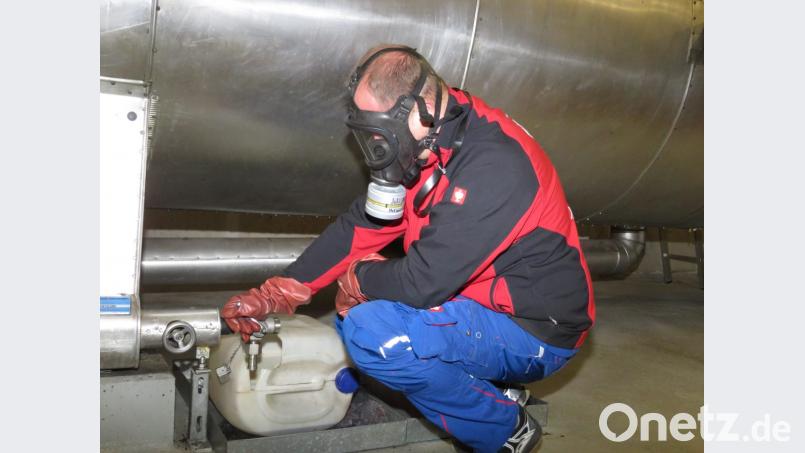 Im "Herzstück" der Eishalle muss Stefan Helgert täglich das Öl erneuern. Bild: ubb