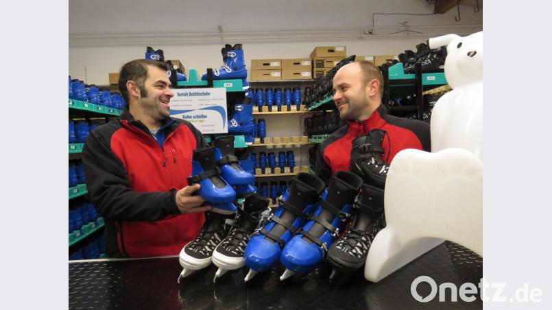 Regelmäßig kontrollieren Wolfgang Rosner (links) und Dariusz Pietrzky die Verleih-Schlittschuhe. Vor dieser Saison wurden auch „Eisbären“ (rechts im Bild) als Laufhilfe für kleine Anfänger angeschafft. Bild: ubb