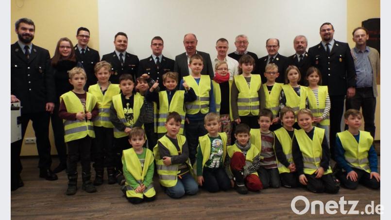 Alle Kinder zusammen mit Feuerwehrverantwortlichen, Gemeindeverwaltung und FFW-Kreisführung. Bild: e