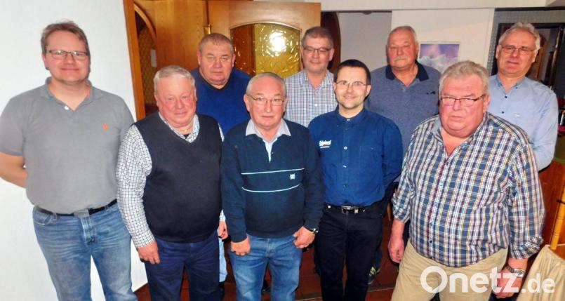 Adolf Pinzer (Zweiter von rechts) bleibt als Vorsitzender an der Spitze der Eisenbahnerkameraden. Dem Führungsteam gehören weiter Albert Reger, Alfred Günthner, Roland Küffner, Bruno Voigt, Wolfgang Nickl, Franz Fürst, Franz Giestl und Matthias Busch (von rechts) an. Bild: hai