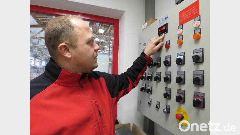 In der Schaltzentrale der Eishalle müssen jede Menge Anzeigen im Auge behalten werden. Hier deutet Stefan Helgert auf die Anzeige der Eistemperatur. Bild: ubb