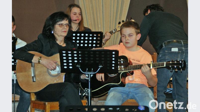 Auch mit Gitarre und Bass zeigten die Schüler ihr Können. Bild: agr