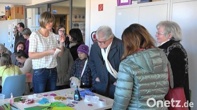 Unter der Anleitung von Künstlerin Kerstin Rumswinkel (stehend, links) konnten die Besucher beim Aktionstag im Mitterteicher Museum ein kleines Mosaik selbst gestalten. Bild: rw