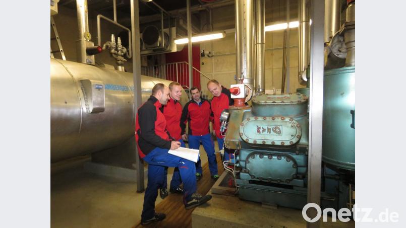 Unter der Zuschauertribüne befindet sich die riesige Kühlanlage der Eishalle. Im Sommer dient sie zur Erwärmung des Wassers im benachbarten Freibad. Täglich schauen Stefan Pelz, Dariusz Pietrzky, Wolfgang Rosner und Stefan Helgert (von links) nach dem Rechten. Bild: ubb