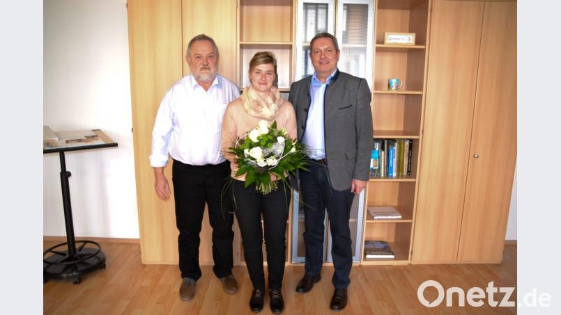 Mit Tanja Tauber freuen sich Stadtkämmerer und Geschäftsleiter Michael Bierl (links) und Bürgermeister Joachim Neuß (rechts) über den ausgezeichneten Prüfungsabschluss als Verwaltungsfachwirtin. Bild: exb