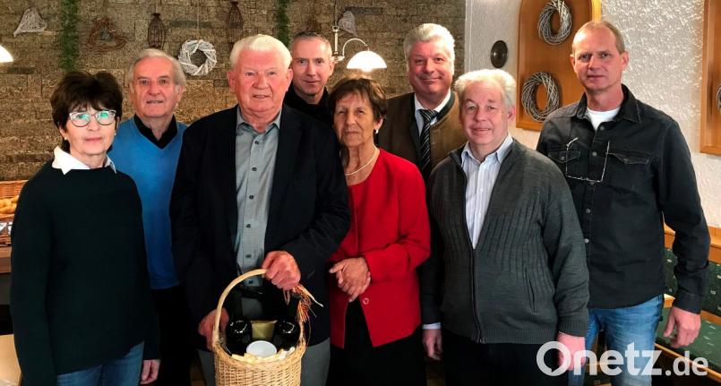 Jubilar Manfred Spickenreuther (Dritter von links) und seine Lebensgefährtin Erika Deierl (Vierte von links) freuen sich über die Gratulanten Bernd Meier (Zweiter von rechts), Eli Dreßler (links), Alfons Lehner (Zweiter von links), Sohn Rainer (rechts) und Stefan (Vierter von links) sowie Bürgermeister Günter Stich (Dritter von rechts). Bild: mef