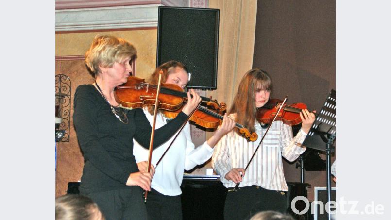 42 Instrumentalmusiker sowie 25 Vocal- und Singgruppen der städtischen Musikschule begeisterten das Publikum. Bild: agr