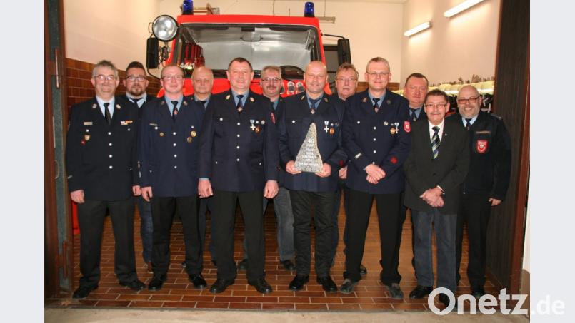 Neuwahlen und Ehrungen standen im Mittelpunkt der Jahreshauptversammlung der Freiwilligen Feuerwehr Schurbach. Im Bild von links Kreisbrandmeister Günther Fachtan, Björn Korndörfer, Alexander Hecht, Wolfgang Kuchenreuther, Heribert Hecht, Bernhard Ponnath, Harald Malzer, Bernd Hertel, Markus Kuchenreuther, Albert Popp, zweiter Bürgermeister Karl Busch und der Kommandant der Stützpunktwehr Waldershof, Stefan Müller. Bild: fpoz