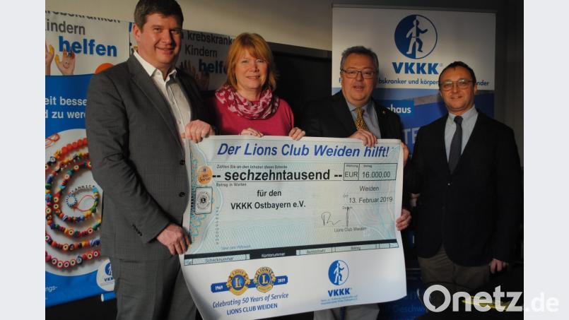 Eine Spende, die kleinen Patienten große Hilfe bringt (von links): Lions-Past-Präsident Wolfgang Wagner, VKKK-Vorsitzende Irmgard Scherübl, Frank Wohl, Präsident des Lions-Clubs Weiden, und Prof. Selim Corbacioglu, Leiter der Abteilung für Pädiatrische Hämatologie, Onkologie und Stammzelltransplantation. Bild: gag