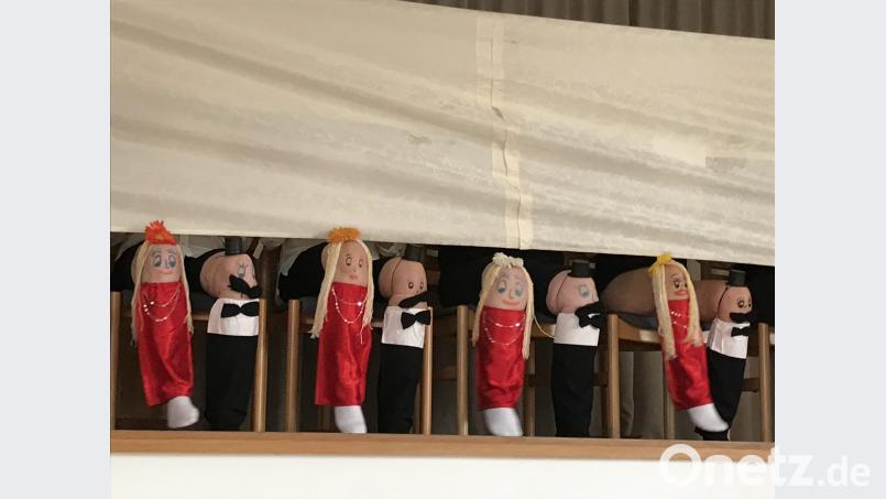 Was machst du mit dem Knie, lieber Hans? Na, einen Tanz. Die Tanzgruppe wirbelt ihre maskierten Beine gekonnt über die Bühne Bild: ak