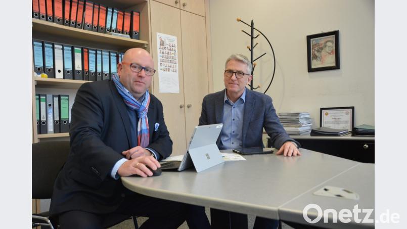 Alexander Hellwig, Anzeigenleiter bei Oberpfalz-Medien, und Johannes Häring, Leiter der Max-Reger-Halle, bei den Planungen für die Messe &quot;OUT/ZEIT&quot;. Bild: ehi