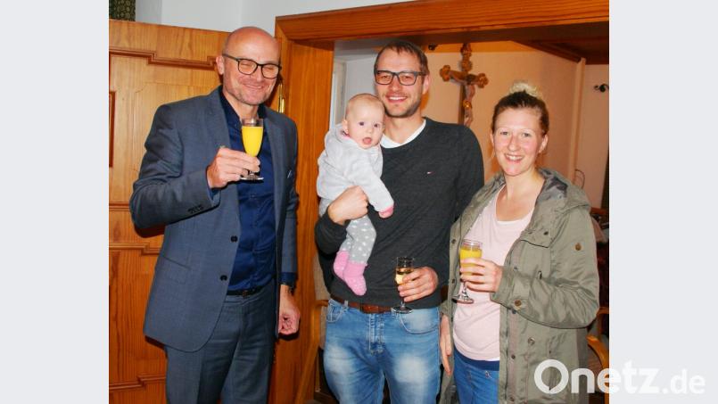 Bürgermeister Maximilian Beer (links) im Gespräch mit Neubürgern beim Sektempfang. Bild: agr