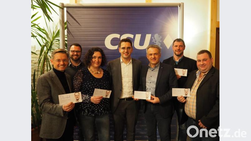 Bei der Europawahl am 26. Mai hat der Landkreis Tirschenreuth mit Christian Doleschal (Mitte) erstmals die Chance einen Vertreter ins Europäische Parlament zu schicken. Der CSU Kreisverband steht geschlossen hinter Doleschal. Von links: CSU-Kreisvorsitzender Tobias Reiß, JU-Kreisvorsitzender Matthias Grundler, Chefin der Frauen-Union Tina Zeitler, designierter Landratskandidat Roland Grillmeier, CSA-Kreisvorsitzender Huberth Rosner und Vorsitzender der Arbeitsgemeinschaft Landwirtschaft Markus Übelmesser. Bild: exb