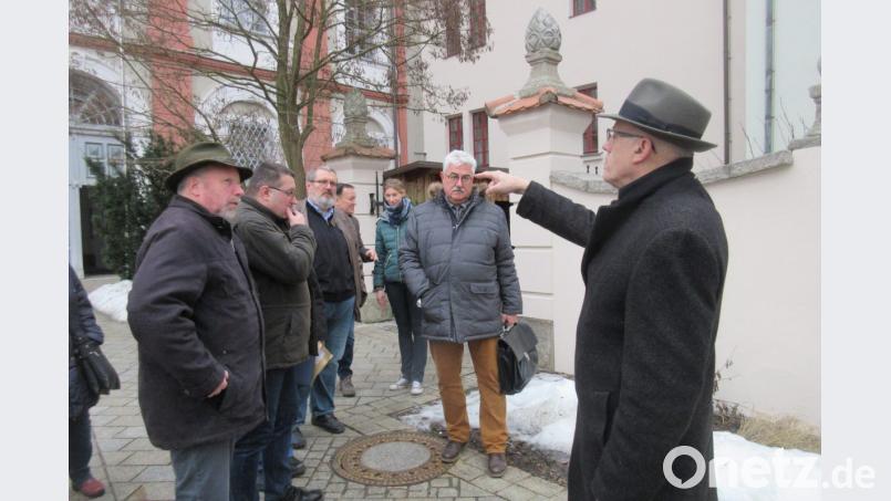 Der Bauausschuss und Experten des Landratsamtes sprechen vor dem Hof zwischen Altem und Neuem Schloss über die künftige Gestaltung mit zwei Bäumen. Bild: ui