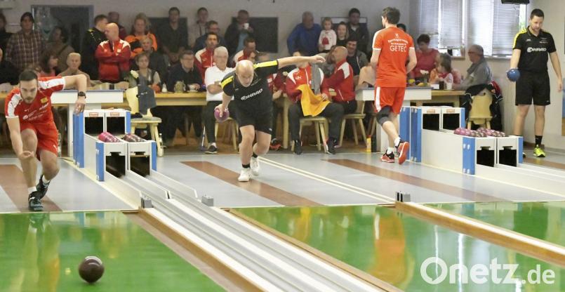 In der Hinrunde setzte sich Rot-Weiß Zerbst (rote Trikots) mit 6:2 gegen FEB Amberg durch. Bild: Hubert Ziegler