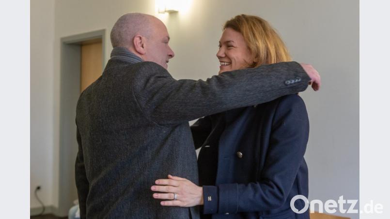 Keine Parteigrenzen: Tanja Schweiger (Freie Wähler), Landrätin des Landreises Regensburg begrüßt Joachim Wolbergs (SPD bei der Verhandlung Bild: Armin Weigel/dpa