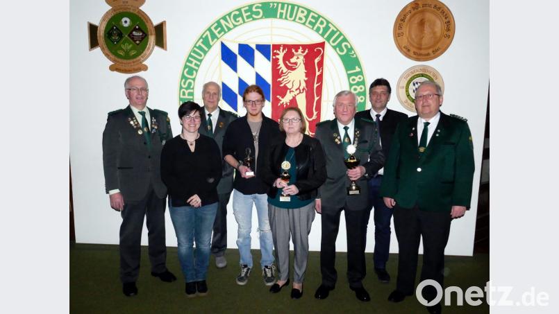 Bernhard Ott wurde zum Ersten Schützenmeister und Verena Schuller (von links) zur Sportleiterin der Hubertusschützen gewählt. Zweiter Gauschützenmeister Thomas Busch und Bürgermeister Edgar Knobloch (von rechts) gratulierten auch den mit Pokalen geehrten Jahresbesten des Vereins. Bild: mor