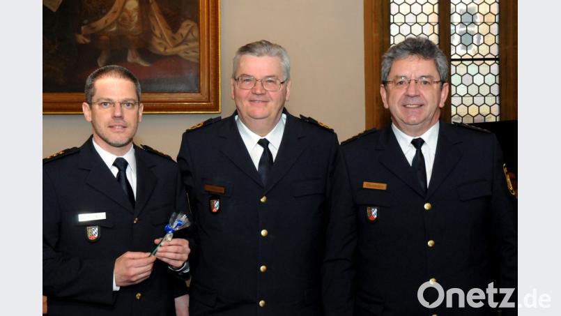 Neuer Leiter Thomas Lachner, Polizeipräsident Gerold Mahlmeister und der ehemalige Leiter Robert Hausmann, der nun im Polizeipräsidium Oberpfalz in Regensburg arbeitet, Bild: Stephan Huber