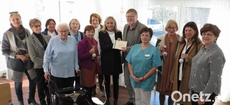 Die Damen des Inner Wheel Club Weiden mit Präsidentin Dr. Christiane Bardenheuer (Achte von links) übergeben 2000 Euro an Diakon Wolfgang Reuther für die Sindersberger Arche. Heimbeirätin Anneliese Hein (Vierte von rechts) äußerte im Namen der Bewohner den Wunsch nach einem Loritot-Sofa. Bild: Dobmeier