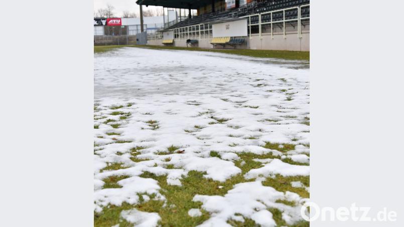Keine Chance für ein reguläres Fußballspiel: Der Rasen vor der Tribüne des Sparda-Bank-Stadions ist von Eis und Schnee bedeckt. Die für Samstag geplante Nachholpartie gegen den 1. FC Passau musste die SpVgg SV Weiden bereits am Donnerstag absagen. Bild: A. Schwarzmeier