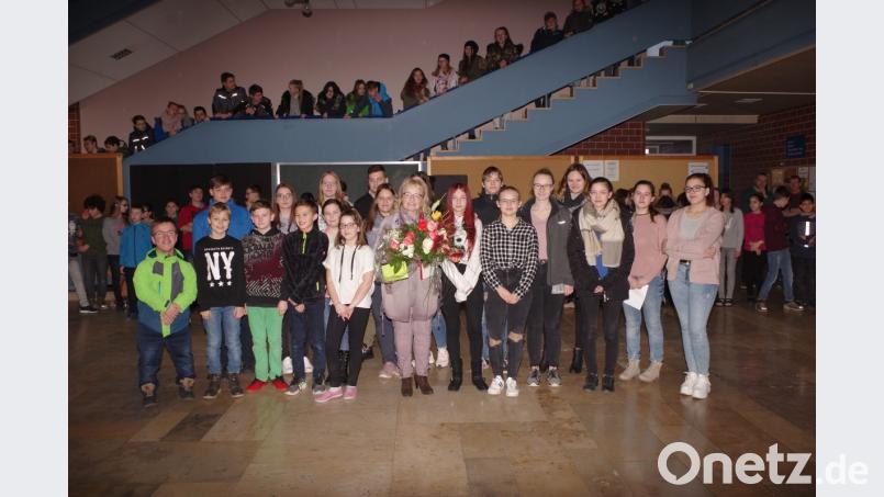 Frau Stangl zusammen mit den Klassensprechern und Schulsprechern. Bild: exb