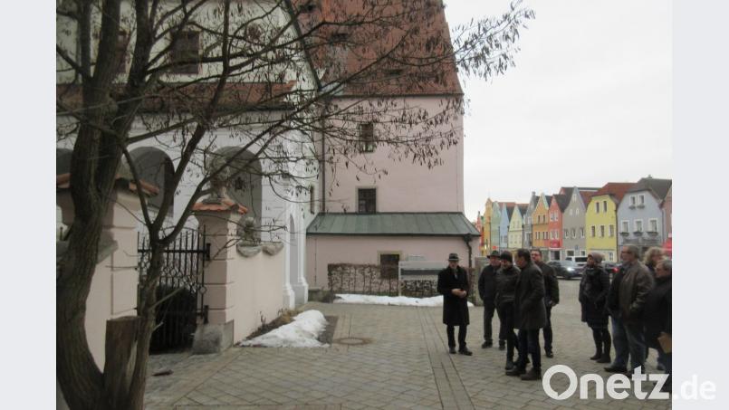 Der Bauausschuss und Experten des Landratsamtes sprechen vor dem Hof zwischen Altem und Neuem Schloss über die künftige Gestaltung mit zwei Bäumen. Bild: ui