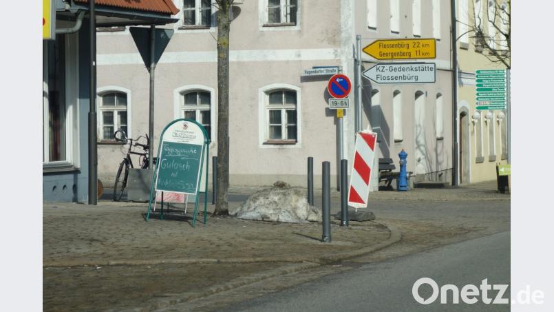 Die vier Metallständer vor der Gaststätte &quot;Haus am Eck&quot; sind neu. Die Marktgemeinde hofft, damit die Sichtverhältnisse für die Autofahrer verbessern zu können. Bild: fjo