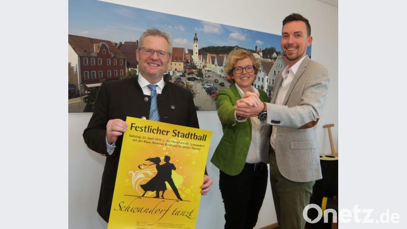 Oberbürgermeister Andreas Feller und die Organisatoren Susanne Lehnfeld und Johannes Lohrer (von links) werben für den Stadtball am 27. April in der Oberpfalzhalle. Bild: Hirsch