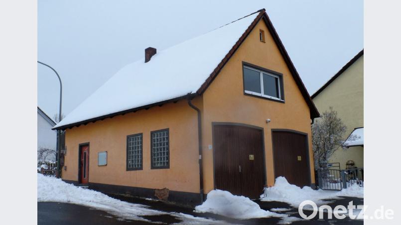 Bekommt das alte Feuerwehrhaus in der Hirschauer Straße noch eine Gnadenfrist, bevor es verkauft wird? Die Gemeinde braucht es in den nächsten Jahren noch als Lagerplatz für Materialien aus dem Schulgebäude. Bild: jml
