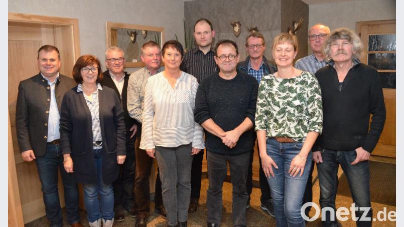 Neuer Vorsitzender der Laienspielschar ist Ludwig Müllen (Fünfter von rechts). Regisseur Hannes Rupprecht (rechts) inszeniert heuer "Die Überführung". Bild: fz