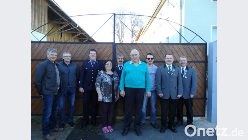 Im Bild ( von links): Richard Beinrucker, Thomas Weigl (Pfarrei), Matthias Schiffl, Christian Friedl (Feuerwehr),Ehefrau Anneliese Richtmann, Jubilar Johann Richtmann, Alois Seitz (Heimatverein) Rainer Schmidkonz und Josef Schedl (Schützenverein Edelweiß ). Bild: exb