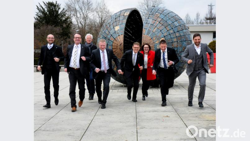 Die Veranstalter laufen mit viel Spaß in der ersten Reihe (von links): Markus Hirsch, Dieter Paintner, Martin Sachsenhauser, Andreas Reindl, Erich Übler (alle Volksbank-Raiffeisenbank Amberg bzw. Raiffeisenbank Sulzbach-Rosenberg) und Organisator Sven Hindl. In der zweiten Reihe Chefredakteur Norbert Gottlöber und Marketing-Leiterin Ilona Stadler vom Medienpartner Oberpfalz-Medien. Bild: Stephan Huber