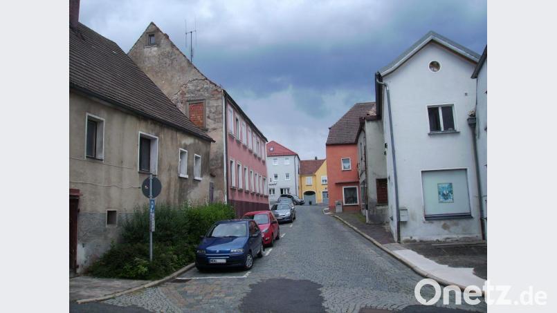 Die beiden Häuser Alte Schulgasse 2 und Reinwaldstraße 4 (von links) können abgebrochen werden: Die Regierung der Oberpfalz hat hierfür grünes Licht gegeben. Bild: bjp
