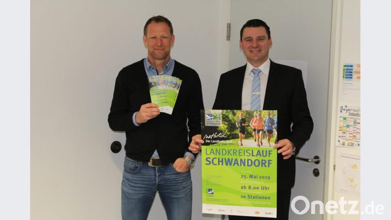 Christian Meyer und Landrat Thomas Ebeling stellten den neuen Info-Flyer für den Landkreislauf vor. Bild: exb