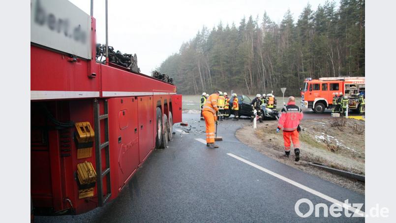 Der Sattelzug wird bei der Kollision kaum beschädigt. Bild: jma