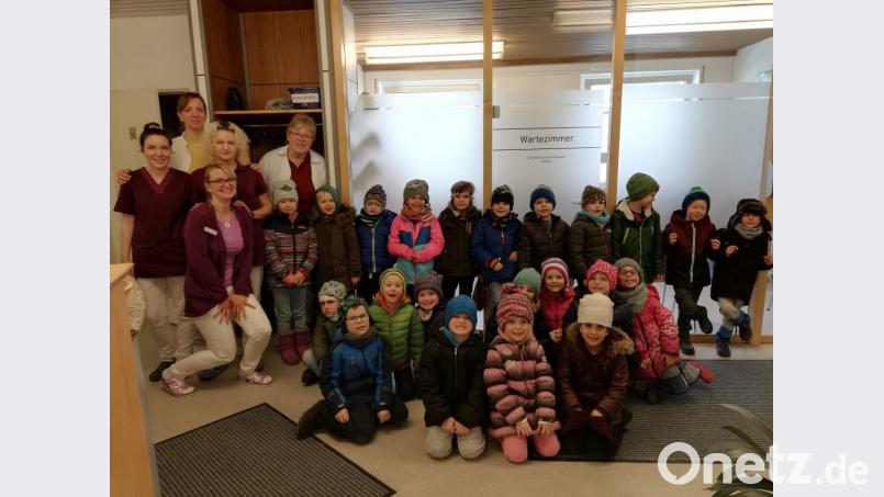 Viel Freude hatten die kinder beim Blutdruck messen und Verband anlegen Bild: rn