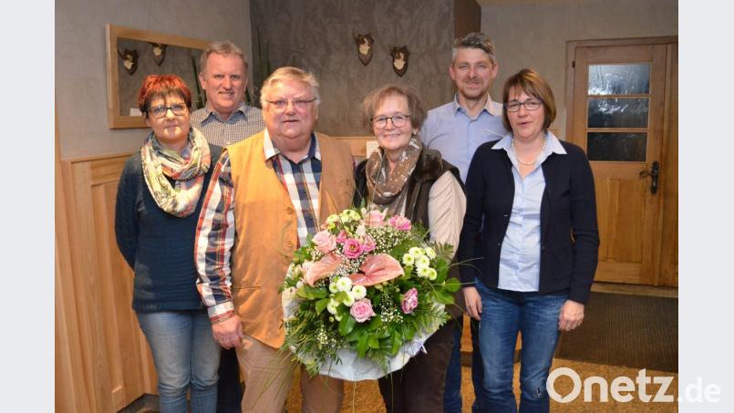 Die Laienspielschar ehrt langjährige Mitglieder. Eine besondere Auszeichnung erhielt der scheidende Vorsitzende Bertwin Fleck (Dritter von links). Er wird für seine Verdienste zum Ehrenvorsitzenden ernannt. Bild: fz