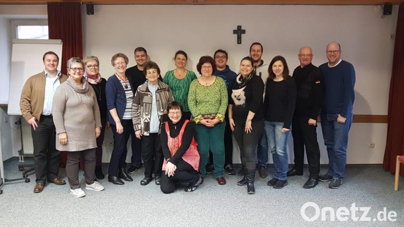 Durchaus fruchtbar fiel die Klausurtagung des Pfarrgemeinderates der Pfarrei St. Michael unter der Leitung des Pfarrgemeinderatsprechers Markus Mußemann (Vierter von links) und Pfarrer Alois Berzl (Zweiter von rechts) aus, denn eine ganze Reihe attraktiver Veranstaltungen zur Bereicherung des Pfarrlebens gingen in Planung. Bild: ads