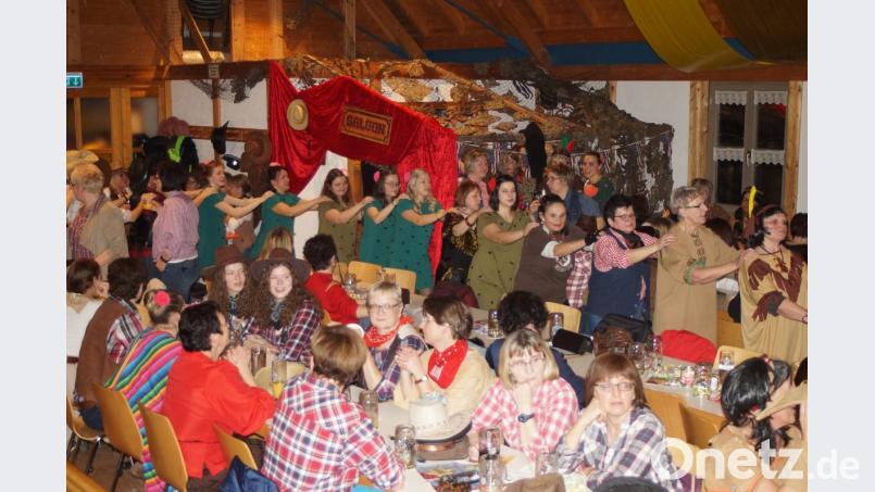 Im Weiherner Dorfheim war kein Platz mehr frei: In einer langen Polonaise zogen die Maschkerer gut gelaunt durch den Saal. Bild: slh