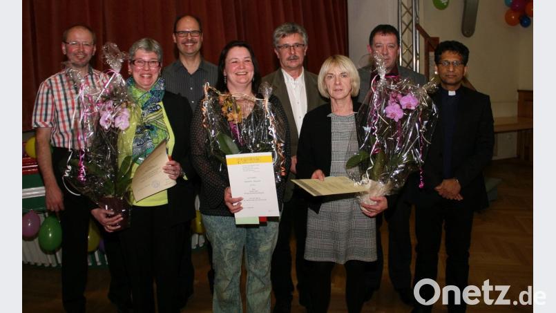 Sigrun Hartung, Sonja Eckert und Elke Wittmann (vorne von links) wurden mit je einer Urkunde und Blumen für ihr langjähriges Wirken im Kirchenchor ausgezeichnet. Es gratulierten (von links): Werner Fritsch, Xaver Stock, Wolfgang Braun, Stephan Merkes und Pfarrer Joseph. Bild: wro