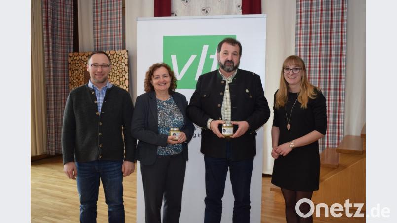 Namhafte Referenten gaben den Landwirten wertvolle Tipps, wie der Artenreichtum erhalten und trotz widriger Witterungsumstände ein ordentlicher Ertrag erwirtschaftet werden kann.Unser Bild zeigt von rechts: Die Moderatorin Patricia Steinbauer (AELF Schwandorf), Balduin Schönberger( Wildlebensraumberater AELF Amberg), Theresia Addokwei (AELF Regensburg) und Markus Piehler (AELF Schwandorf). Bild: bnr