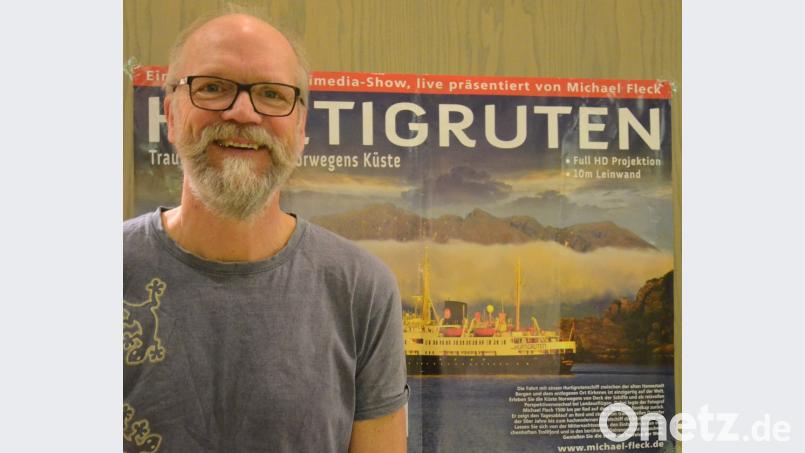 Michael Fleck erzählt in der Max-Reger-Halle über seine Reisen auf den Hurtigruten. Bild: Kunz